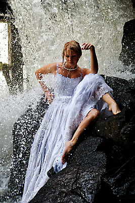 포토 JPG 해외이미지 백인 1 라이프스타일 드레스 여자 행복 결혼 맨발 자연 한명 사람 이벤트 야외 물 강 금발 유행 수영 거품 폭포 기쁨 젖음 바위 축하 화려 개울 천 싱크대 스타일 해외202008 관능적 해외포토 자연요소 서양인 헤어스타일 옷 감정 컨셉 발 생활 돌_바위 직물 수상스포츠 개수대 생태계 파일형식
