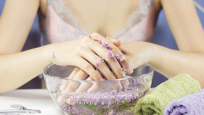 포토 JPG 해외이미지 손 꽃 관리 신체부위 물 수건 스파 화려 소중 아로마테라피 해외202008 해외포토 자연요소 식물 컨셉 사람 위생용품 테라피 파일형식