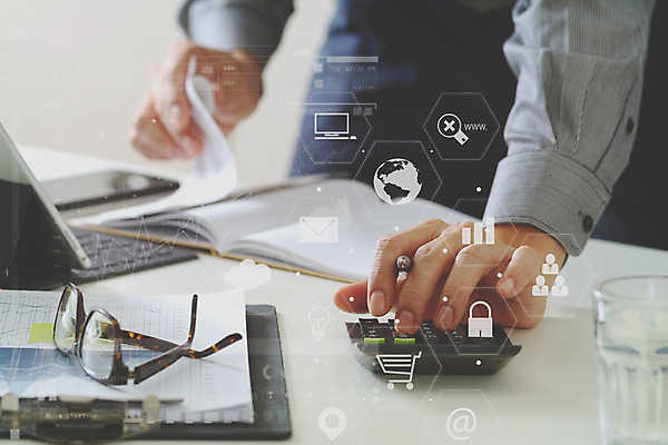 포토 JPG 해외이미지 손 남자 비즈니스 탁자 관리 한명 사람 성인 금융 노트북 컴퓨터 공책 계산기 흰색 비즈니스맨 스마트 책상 세금 성인남자한명만 해외202008 해외포토 1 컬러 가구 컨셉 문구용품 신체부위 경제 전자제품 장비 직장인 남자한명만 성인남자만 파일형식