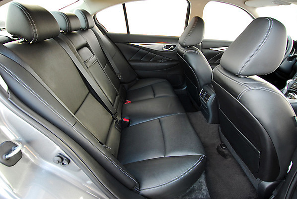 포토 JPG 해외이미지 디자인 쿠션 의자 창문 교통시설 자동차 휴식 실내 안전 사람없음 내부 빛 머리 회색 운전 벨트 고급 우아함 보호 휘발유 가죽 보안 엔진 디젤 자동 제어 해외202008 해외포토 잡화 육상교통 컬러 가구 교통 컨셉 모션 신체부위 석유 시설 파일형식