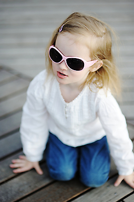 포토 JPG 해외이미지 백인 딸 행복 얼굴 어린이 백그라운드 장난 친절 바닥 건강 사랑 한명 미소 사람 앉기 목재 여름 파란색 컬러풀 선글라스 유행 활발 기쁨 가을 청바지 달콤 혼자 스타일 해외202008 해외포토 서양인 나무 1 계절 감정 안경 컬러 컨셉 재료 바지 가족 모션 표정 신체부위 맛 파일형식