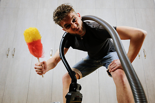 포토 JPG 해외이미지 직업 행복 가구 가사 거실 가정 남편 노동자 아파트 실내 한명 내부 일상 인테리어 기계 청결 방 붓 도움 수리 위생 청소 서비스 싱글 주부 먼지 리빙 청소부 위생관리 정리함 해외202008 해외포토 1 디자인 감정 생활용품 컨셉 주택 관리 사람 라이프 파일형식