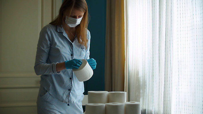 포토 JPG 해외이미지 백인 여자 장갑 컨셉 실내 관리 가면 한명 안전 사람 성인 내부 파란색 약 건강관리 방 호흡기관 바이러스 보호 구매 주식 위험 예방 공포 감염 문제 소셜 전염병 해외202008 해외포토 서양인 1 잡화 컬러 의학 건강 금융 쇼핑 장기_의학 질병 파일형식