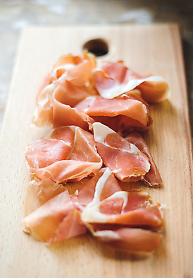 포토 JPG 해외이미지 전통 접시 음식 조각 백그라운드 재료 치즈 건강 육류 돼지고기 요리 사람없음 목재 빨간색 초록색 주방 식사 이탈리아 흰색 신선 파마 소시지 맛 상품 먹기 허브 햄 슬라이스 베이컨 후추 로즈메리 훈제 내추럴 단백질 스페인어 식품점 맛있는 프로슈토 해외202008 해외포토 나무 식물 헤어스타일 식기 유럽 컬러 컨셉 식재료 모션 유제품 상점 가공식품 향신료 영양소 파일형식