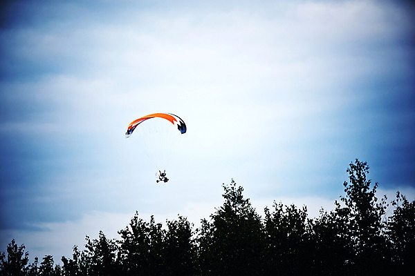 포토 JPG 해외이미지 남자 스포츠 파도 포즈 날개 모션 하늘 바람 비행기 사람 취미 사람없음 파란색 점프 자유 비행 위험 파일럿 항공 리프트 이륙 엔진 모터 글라이더 무료 착륙 해외202008 해외포토 자연요소 직업 바다 컬러 컨셉 항공교통 날씨 대중교통 파일형식