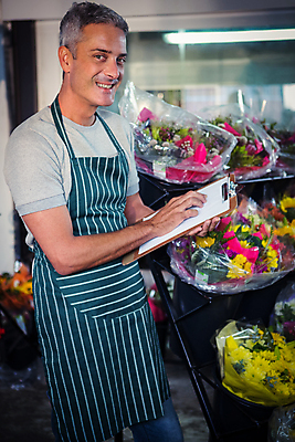 포토 JPG 해외이미지 백인 남자 꽃 실내 한명 서기 성인 30대 앞치마 꽃집 서류판 성인남자한명만 해외202008 해외포토 서양인 식물 1 모션 사람 내부 장년 상점 사무용품 남자한명만 성인남자만 파일형식