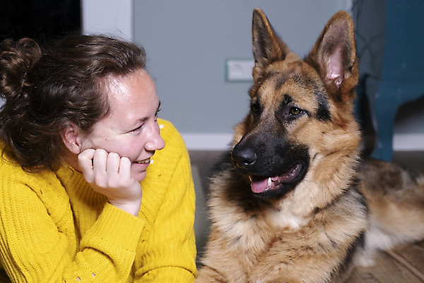 포토 JPG 해외이미지 동물 1 라이프스타일 응시 여자 행복 벽 백그라운드 장난 포옹 놀이 휴식 주택 함께함 실내 사랑 한명 사람 성인 내부 반려동물 우정 방 수확 흰색 개 연결 복고 테라피 리빙 거짓말 유래 해외202008 우호적 해외포토 시선 감정 컬러 컨셉 농업 포유류 안기 건물 생활 친구 뷰티 파일형식