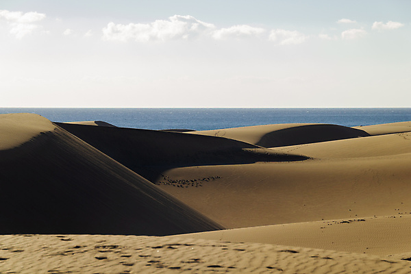 포토 JPG 해외이미지 유럽 모래 바다 섬 여행 백그라운드 아프리카 자연 하늘 건조 그림자 풍경 사람없음 야외 물 여름 파란색 빛 태양 노란색 여행객 고요 일몰 새벽 사막 뜨거움 황무지 스페인 모래언덕 질감 대서양 내추럴 혼자 수평선 해외202008 해외포토 자연요소 계절 나라 컬러 사람 노을 언덕 생태계 파일형식
