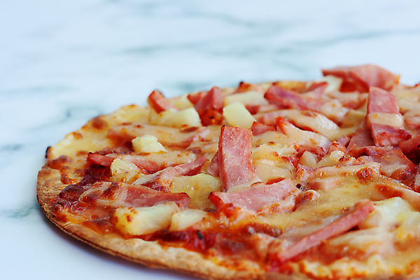 포토 JPG 해외이미지 전통 음식 조각 백그라운드 토마토 채소 재료 치즈 피자 육류 요리 사람없음 우주 주방 식당 식사 저녁식사 이탈리아 껍질 신선 소시지 달콤 맛 폐기물 굽기 먹기 파인애플 속도 메뉴 올리브 햄 하와이 반죽 베이컨 후추 바질 점심식사 모짜렐라치즈 페퍼로니 피자집 하와이인 핸드메이드 맛있는 해외202008 해외포토 외국인 열매 유럽 컨셉 과일 식재료 모션 유제품 패스트푸드 서양음식 돼지고기 상점 미국 가공식품 쓰레기 구이 향신료 열대과일 파일형식