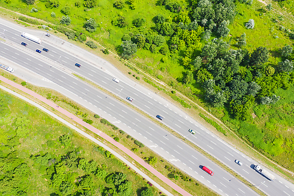 포토 JPG 해외이미지 나무 유럽 도로 여행 교통시설 자동차 자연 바람 거리 스웨덴 핀란드 사람없음 야외 가로 맑음 봄 운전 농촌 소나무 고속도로 숲 방향 드론 삼림지대 조감도 해외202008 해외포토 자연요소 식물 계절 나라 길 육상교통 교통 모션 날씨 북유럽 시골 시설 생태계 파일형식