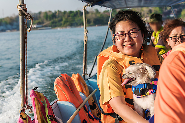 포토 JPG 해외이미지 주간 한마리 여자 여행 안기 사람 동양인 성인 야외 두명 옆모습 반려동물 보트 개 성인여자만 안경낌 해외202008 해외포토 자연요소 동물 1 안경 뷰포인트 배_교통 포유류 모션 인종 여자만 성인만 파일형식