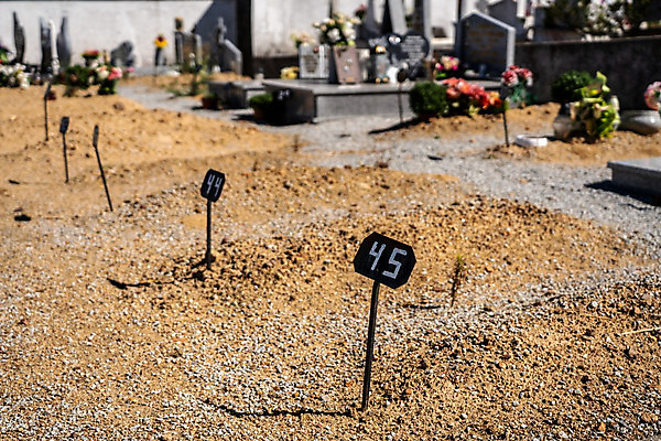 포토 JPG 해외이미지 유럽 종교 길 표시 휴식 사람없음 우주 시골 죽음 막대기 기다림 비석 포르투갈 묘사 사인 준비 기념물 땅바닥 장례식 줄서기 해외202008 해외포토 나라 컨셉 모션 바닥 파일형식