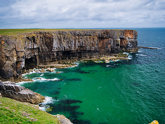 포토 JPG 해외이미지 바다 여행 자연 하늘 영국 웨일즈 풍경 해변 사람없음 물 파란색 트래킹 부식 그림 사암 울퉁불퉁 지질학 펨브룩셔 해외202008 해외포토 자연요소 교육 유럽 컬러 레저 돌_바위 생태계 파일형식