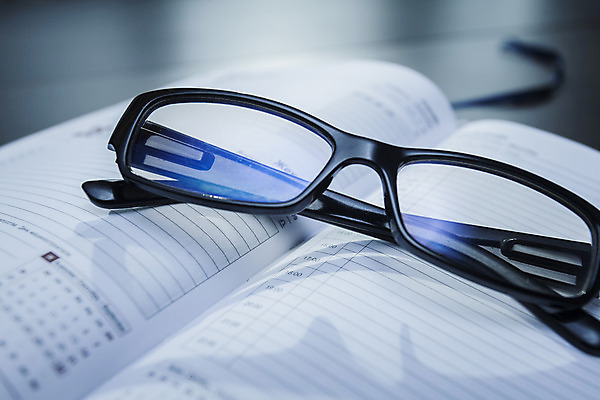 포토 JPG 해외이미지 교육 종이 안경 백그라운드 컨셉 비즈니스 학교 탁자 아이디어 프레임 직장 사람없음 책 스터디 사무실 독서 우주 다이어리 검은색 쪽지 공책 공백 흰색 업무 작업 비즈니스맨 오픈 계획 편지 책상 오브젝트 사인 문서 시력 페이지 시트 패드 조언 해외202008 해외포토 잡화 남자 컬러 가구 회사 문구용품 학습 사무용품 직장인 파일형식