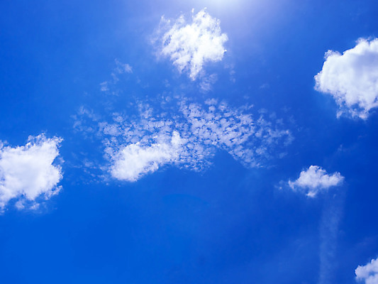 포토 JPG 해외이미지 구름 여행 백그라운드 자연 하늘 날씨 휴가 사람없음 야외 파란색 빛 햇빛 태양 우주 환경 활발 자유 흰색 솜털 노려봄 해외202008 해외포토 자연요소 컬러 컨셉 표정 생태계 파일형식