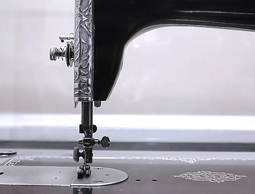 포토 JPG 해외이미지 접시 흑백 사람없음 금속 기계 봄 장비 수확 바늘 실 구식 바늘땀 해외202008 해외포토 식기 계절 농업 재질 촬영기법 도구 파일형식