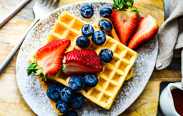 포토 JPG 해외이미지 식기 조각 포크 과일 딸기 사람없음 잼 블루베리 와플 해외202008 해외포토 디저트 소스_음식 파일형식