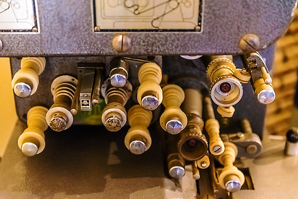 포토 JPG 해외이미지 산업 조각 백그라운드 모션 유리 풍경 사람없음 빛 스크린 검은색 기계 수확 골동품 기록 바퀴 역사 클래식 닫기 은색 미끄럼틀 8 영화관 극장 철 필름 영화 그림 복고 회전 먼지 실타래 영사기 얼레 할리우드 옛날 정확 해외202008 해외포토 컬러 컨셉 농업 재질 문화예술 숫자 놀이기구 로스앤젤레스 파일형식