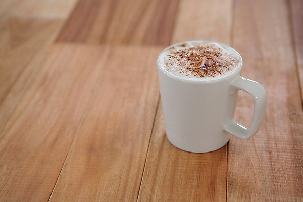 포토 JPG 해외이미지 실내 사람없음 머그컵 나무바닥 카푸치노 해외202008 해외포토 커피 바닥 내부 컵 파일형식