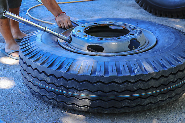 포토 JPG 해외이미지 직업 산업 비즈니스 교통시설 자동차 노동자 사람없음 상점 금속 기계 젖음 트럭 업무 작업 바퀴 기술자 수리 몸무게 브레이크 묘사 서비스 타이어 짐차 엔진 정비공 트레일러 물류 모터 유지 목록 자동 차고 철강 치유 해외202008 해외포토 육상교통 교통 재질 시설 파일형식