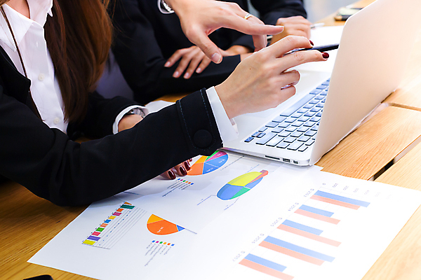 포토 JPG 해외이미지 직업 여자 회사 비즈니스 성공 기술 사람 동양인 사람없음 옆모습 사무실 유행 방 기차 직장인 그룹 목표 주식 토론 종업원 경영자 이익 세대 개선 멘토링 브레인스토밍 해외202008 해외포토 교육 육상교통 뷰포인트 컨셉 대중교통 인종 금융 리더 파일형식