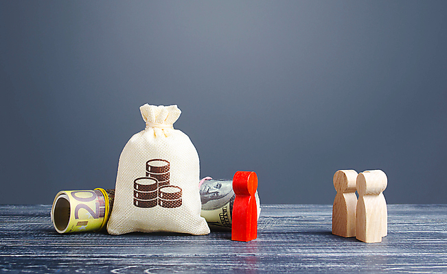 포토 JPG 해외이미지 컨셉 돈 회색배경 사람모양 사람없음 금융 경제 말_게임 돈자루 재산 돈다발 해외202008 해외포토 모양 백그라운드 회색 게임 파일형식