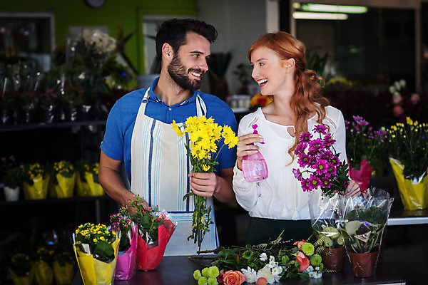 포토 JPG 해외이미지 백인 여자 남자 꽃 실내 서기 20대 성인 두명 30대 앞치마 다발 꽃집 성인만 해외202008 해외포토 서양인 식물 모션 사람 청년 내부 장년 상점 파일형식