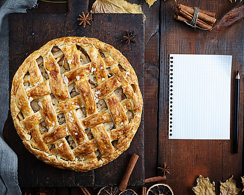 포토 JPG 해외이미지 빵 디저트 사람없음 연필 애플파이 해외202008 해외포토 음식 학용품 필기구 파이_빵 파일형식