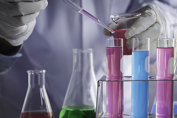 포토 JPG 해외이미지 실험기구 한명 들기 근접촬영 상반신 성인 성인한명만 신약개발 해외202008 해외포토 1 뷰포인트 과학 모션 사람 개발 성인만 파일형식 신약_의학