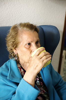 포토 JPG 해외이미지 백인 여자 노년 행복 할머니 음료 백그라운드 컨셉 유리 주택 건강 한명 사람 물 추위 마시기 흰색 수분 갈증 은퇴 돌봄 옛날 혼자 해외202008 해외포토 자연요소 서양인 1 감정 컬러 모션 재질 성인 건물 파일형식