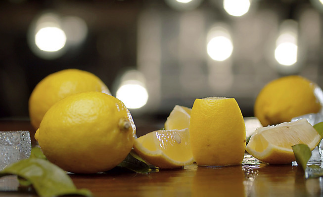 포토 JPG 해외이미지 라이프스타일 음식 조각 백그라운드 잎 과일 탁자 전등 귤 실내 건강 사람없음 한개 파티 주스 신선 닫기 소프트포커스 먹기 레몬 순수 내추럴 정물화 해외202008 해외포토 식물 1 음료 가구 컨셉 모션 조명 촬영기법 이벤트 내부 생활 그림 파일형식