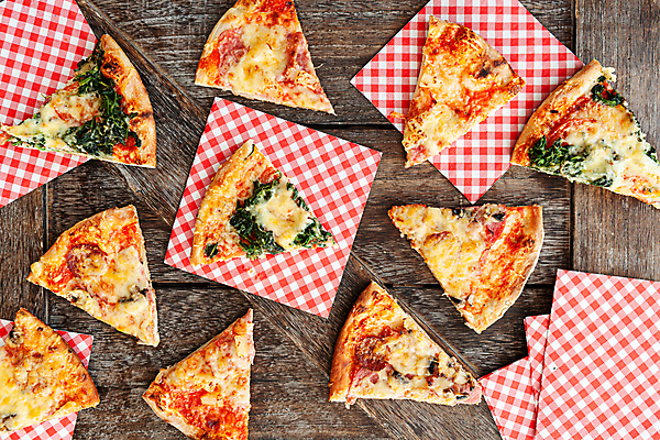 포토 JPG 해외이미지 음식 조각 치즈 피자 사람없음 목재 가로 빨간색 시골 맛 냅킨 시금치 짠맛 페퍼로니 맛있는 해외202008 해외포토 나무 컬러 컨셉 채소 재료 유제품 패스트푸드 서양음식 소시지 파일형식