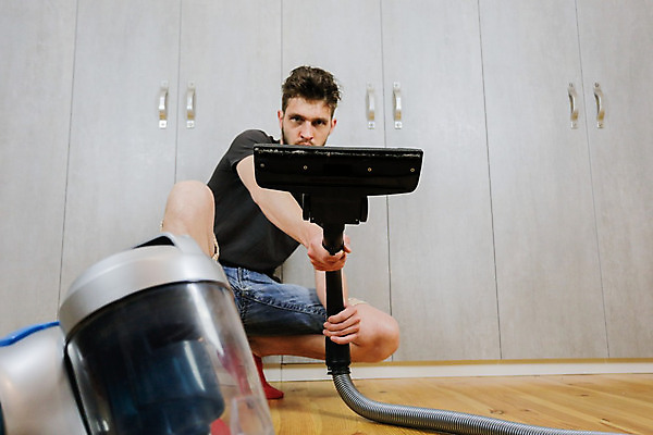 포토 JPG 해외이미지 직업 행복 가구 가사 거실 가정 남편 노동자 아파트 실내 한명 미소 내부 일상 인테리어 기계 청결 방 붓 도움 수리 위생 청소 서비스 싱글 주부 먼지 리빙 청소부 위생관리 정리함 해외202008 해외포토 1 디자인 감정 생활용품 컨셉 주택 표정 관리 사람 라이프 파일형식