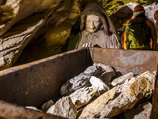 포토 JPG 해외이미지 감정 지구 벽 스포츠 여행 포즈 자연 산 실내 사람 사람없음 내부 빛 어둠 탐험 구멍 동굴 미술관 헬멧 위험 신비 무서움 지하 발견 내추럴 깊이 땅바닥 옛날 종유석 지질 해외202008 해외포토 컨셉 바닥 보호장비 생태계 파일형식