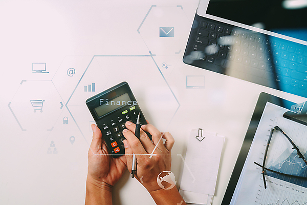 포토 JPG 해외이미지 손 남자 비즈니스 탁자 관리 사람 신체부위 금융 노트북 컴퓨터 공책 계산기 흰색 비즈니스맨 스마트 책상 세금 해외202008 해외포토 컬러 가구 컨셉 문구용품 경제 전자제품 장비 직장인 파일형식