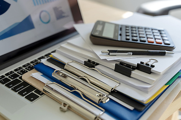 포토 JPG 해외이미지 직업 손 디자인 여자 남자 종이 컨셉 비즈니스 건축양식 통신 아이디어 직장 관리 사람 사람없음 금융 사무실 독서 쌓기 디지털 자료 공백 정보 업무 작업 비즈니스맨 그룹 계획 책상 계약 사인 보고서 그림 문서 회계 브레인스토밍 해외202008 해외포토 건축 가구 회사 모션 신체부위 경제 직장인 파일형식