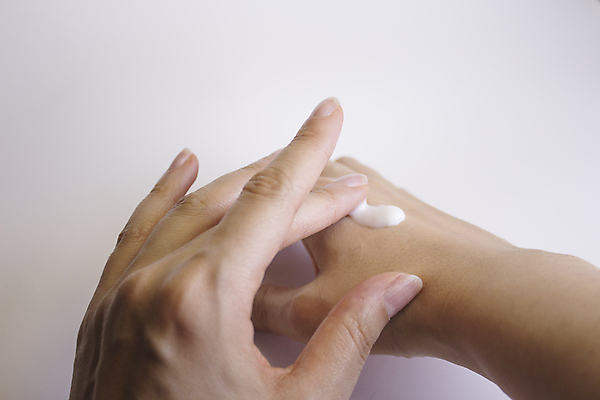 포토 JPG 해외이미지 백인 손 여자 포즈 백그라운드 신체 휴식 건강 관리 손바닥 사람 성인 사람없음 치료 약 고통 흰색 마사지 테라피 돌봄 셀프 압력 해외202008 해외포토 서양인 감정 컬러 컨셉 의학 모션 신체부위 뷰티 파일형식