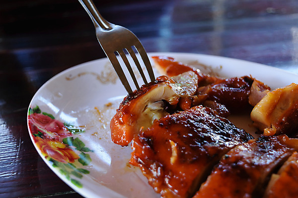 포토 JPG 해외이미지 접시 음식 포크 다이어트 태국 탁자 요리 사람없음 목재 식사 저녁식사 치킨 맛 아침식사 먹이 굽기 만족 점심식사 맛있는 해외202008 해외포토 나무 식기 감정 아시아 가구 컨셉 재료 건강 구이 닭고기요리 파일형식