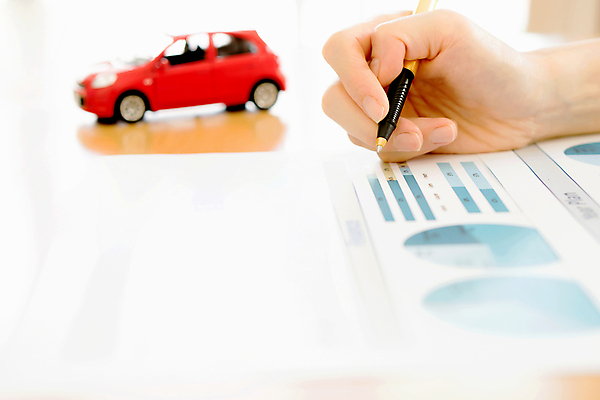 포토 JPG 해외이미지 직업 손 여자 종이 회사 비즈니스 자동차 통계 탁자 그래프 설계 실내 한명 사람 사람없음 가로 사무실 반사 펜 기록 작업 비즈니스우먼 횡단보도 책상 계약 보고서 경영자 문서 팔 편지쓰기 여자한명만 카피스페이스 해외202008 해외포토 1 육상교통 가구 컨셉 내부 신체부위 필기구 공백 직장인 보행로 편지 리더 여자만 파일형식