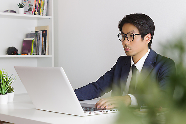 포토 JPG 해외이미지 직업 남자 인터넷 통신 모바일 노동자 직장 한국 한명 사람 동양인 정장 금융 노트북 스마트폰 핸드폰 컴퓨터 일본 공책 중국 업무 비즈니스맨 네트워크 상담원 연결 무선전화기 전화기 서비스 상담 경영자 바쁨 온라인 심각 해외202008 해외포토 1 옷 아시아 컨셉 회사 비즈니스 문구용품 인종 경제 전자제품 스마트기기 작업 직장인 사무원 리더 파일형식