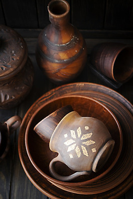 포토 JPG 해외이미지 전통 그릇 손 문화 선 패턴 선반 주택 직장 창조 미술 서기 사람없음 목재 장식 컵 사각형 식사 수확 시골 도자기 작업실 냄비 오브젝트 기념품 점토 러시아인 벨로루시 분할 조각가 핸드메이드 많음 해외202008 해외포토 도형 서양인 나무 식기 가구 컨셉 무늬 농업 회사 재료 모션 문화예술 건물 신체부위 솥 파일형식