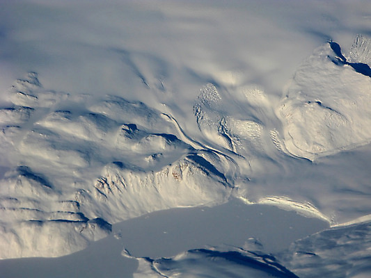 포토 JPG 해외이미지 바다 겨울 자연 산 비행기 안테나 풍경 사람없음 야외 물 파란색 반사 냉동 얼음 추위 흰색 만 북극 언덕 산등성이 빙하 지역 봉 빙산 북쪽 대서양 절정 해외202008 해외포토 자연요소 계절 컬러 통신 항공교통 대중교통 극지방 방향 생태계 파일형식