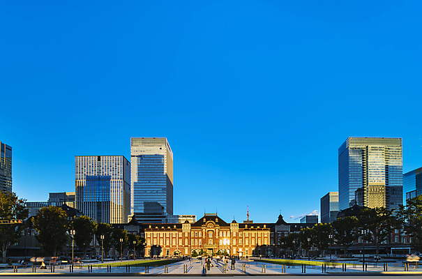 포토 JPG 해외이미지 디자인 건축양식 하늘 지붕 안테나 그림자 사람없음 건물 가로 태양 일본 사진촬영 기차 역사 우아함 도쿄 건축가 큼 옥상 복고 트랙 복잡 해외202008 해외포토 자연요소 직업 건축물 건축 아시아 육상교통 컨셉 통신 대중교통 촬영 크기 파일형식