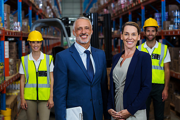 포토 JPG 해외이미지 여자 남자 40대 중년 50대 작업복 서기 여러명 상반신 20대 성인 옆모습 30대 화물 물류창고 해외202008 해외포토 옷 뷰포인트 다수 모션 사람 청년 장년 운송업 창고 파일형식