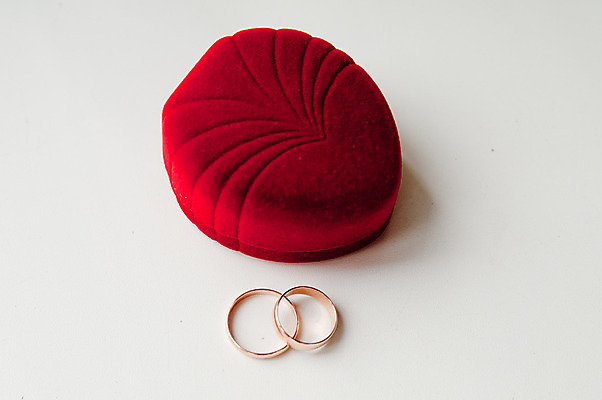 포토 JPG 해외이미지 전통 커플 기념일 꽃잎 꽃 문화 분홍색 결혼 백그라운드 2 결혼식 휴가 기념 발렌타인데이 사랑 이벤트 사람없음 장식 장미 금속 낭만 신혼여행 흰색 축하 반지 쌍 신용카드 황금 고급 보석 심볼 깃털 오브젝트 약혼 해외202008 해외포토 식물 감정 컬러 컨셉 장신구 관계 데이이벤트 재질 금융 광석 약속 파일형식