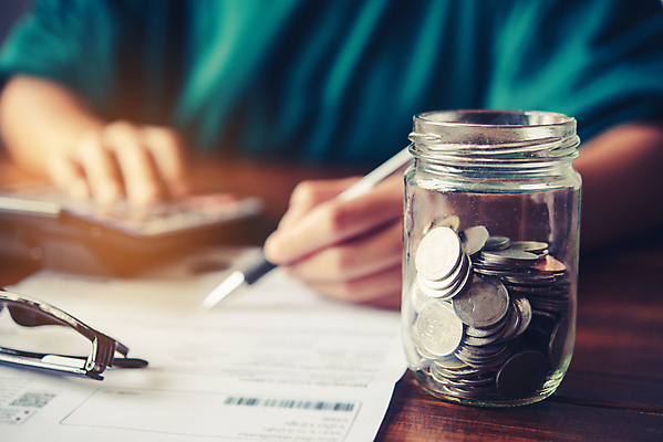 포토 JPG 해외이미지 손 남자 돈 비즈니스 유리병 한명 사람 성인 금융 경제 빛 동전 잡기 비즈니스맨 재산 회계 세금 성인남자한명만 해외202008 해외포토 1 모션 병_용기 신체부위 직장인 남자한명만 성인남자만 파일형식