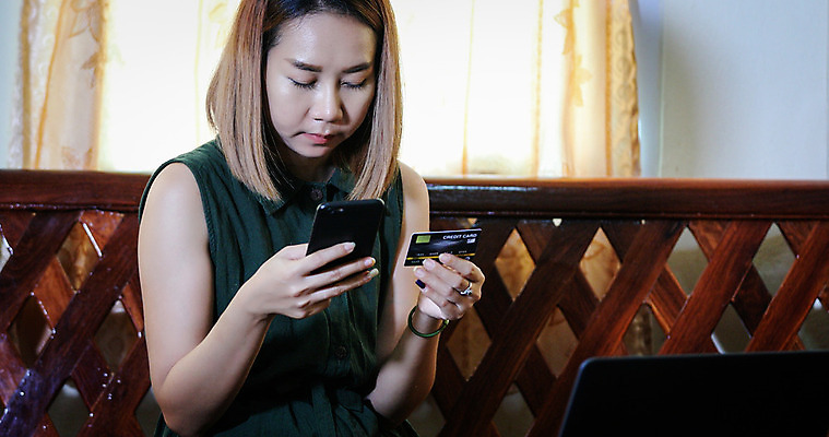 포토 JPG 해외이미지 라이프스타일 여자 행복 아시아 컨셉 돈 인터넷 비즈니스 모바일 주택 한명 사람 동양인 금융 스마트폰 핸드폰 쇼핑 컴퓨터 세일 상점 디지털 공책 잡기 신용카드 지갑 구매 무선전화기 고객 스마트 상업 전자 결제 소매 온라인 전자상거래 해외202008 해외포토 1 감정 나라 모션 문구용품 인종 건물 생활 경제 전자제품 스마트기기 재산 전화기 파일형식