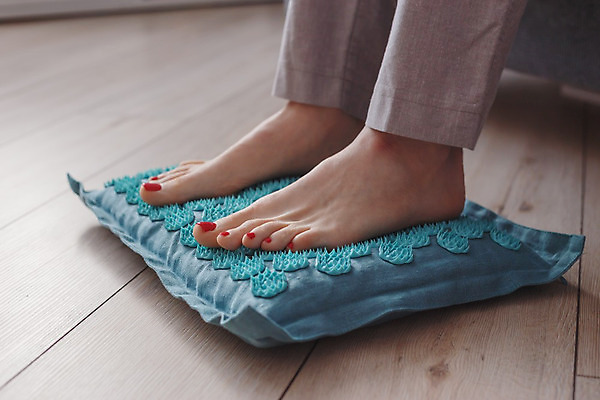 포토 JPG 해외이미지 전통 라이프스타일 여자 여유 컨셉 신체 요가 맨발 발 휴식 실내 건강 서기 사람없음 치료 가로 약 스파 장비 터치 에너지 매트 흰색 마사지 마사지사 묘사 테라피 내추럴 돌봄 셀프 양발 해외202008 해외포토 직업 웰빙 감정 컬러 의학 모션 사람 내부 생활 신체부위 뷰티 파일형식