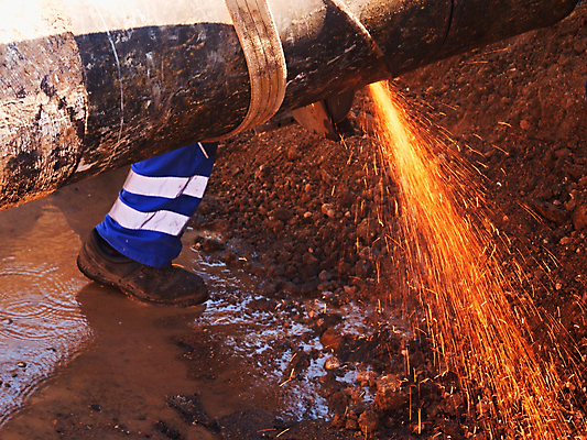 포토 JPG 해외이미지 직업 남자 산업 한명 안전 사람 성인 야외 가로 파란색 컬러풀 금속 기계 장비 작업 바퀴 횡단보도 수리 제조 위험 자르기 바쁨 만들기 점토 팔 되감기 철강 해외202008 해외포토 1 컬러 컨셉 모션 재질 신체부위 보행로 파일형식