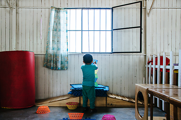 포토 JPG 해외이미지 라이프스타일 남자 행복 어린이 여행 컨셉 자동차 놀이 주택 실내 사람 소년 사람없음 내부 상자 장난감 바구니 놀이방 방 아기 플라스틱 옛날 해외202008 해외포토 감정 육상교통 재질 건물 생활 파일형식